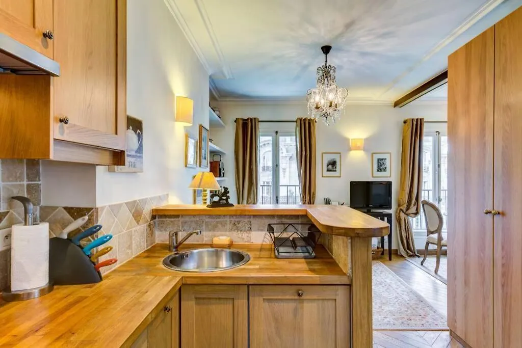 27 Avenue De La Bourdonnais 75007 Chablis * باريس
