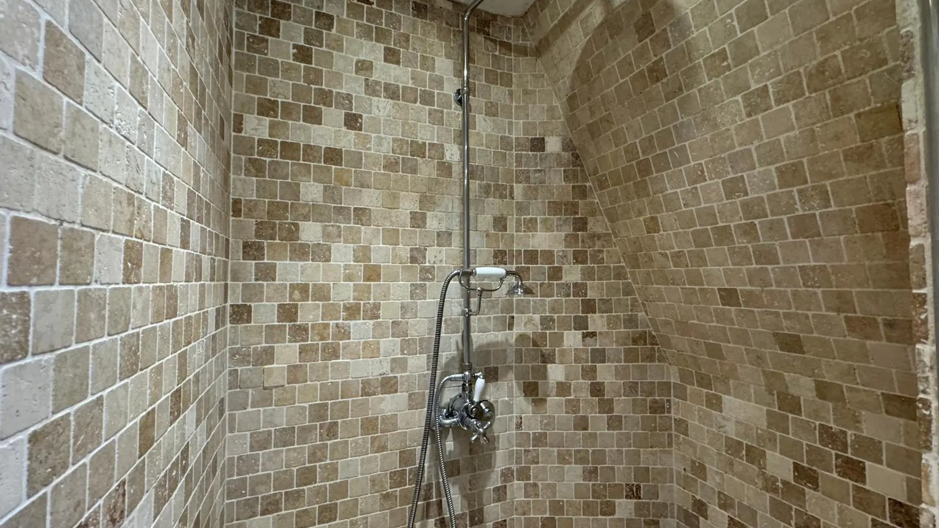 Apartment 27 Avenue De La Bourdonnais 75007 Chablis *