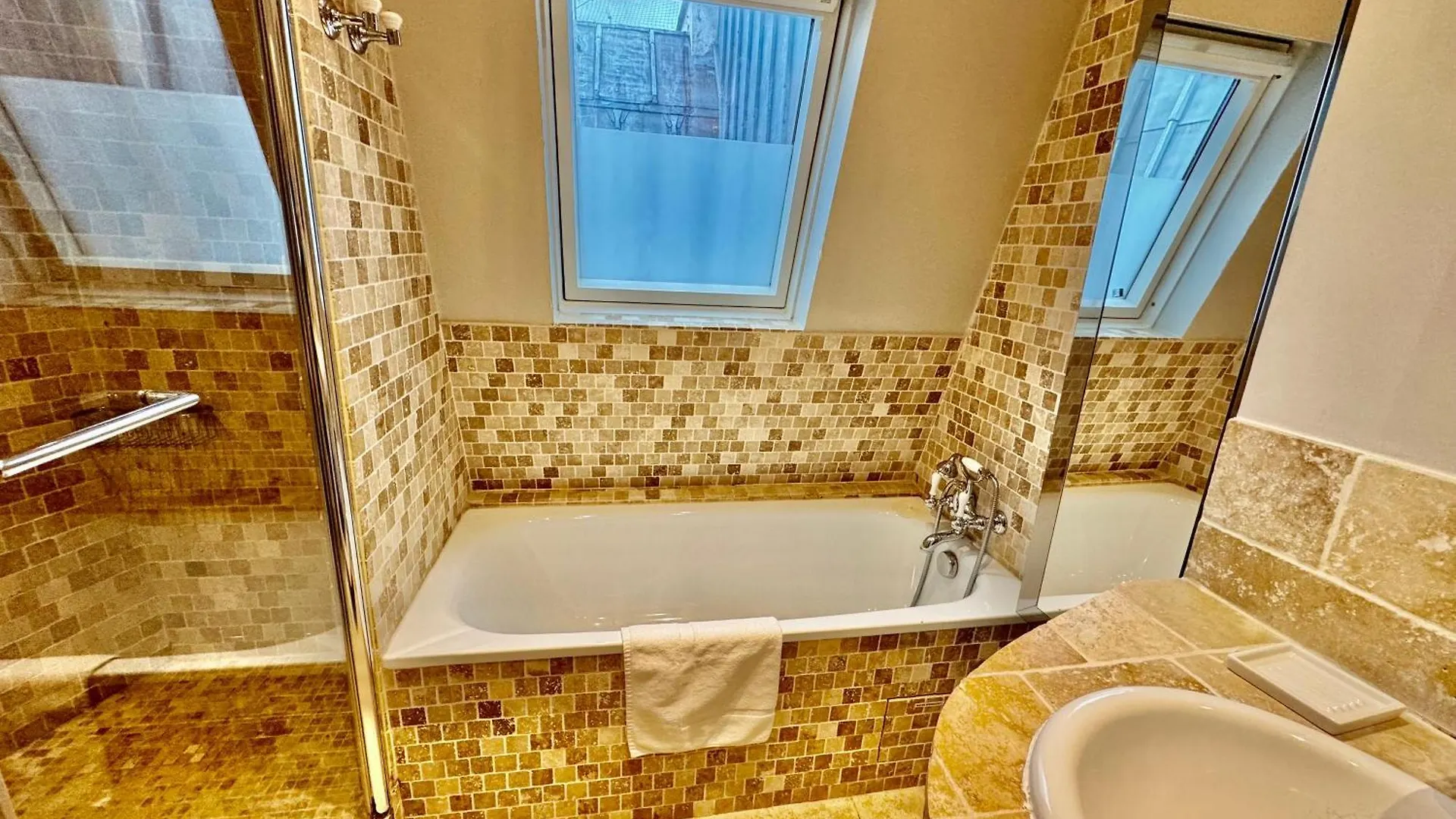 27 Avenue De La Bourdonnais 75007 Chablis *